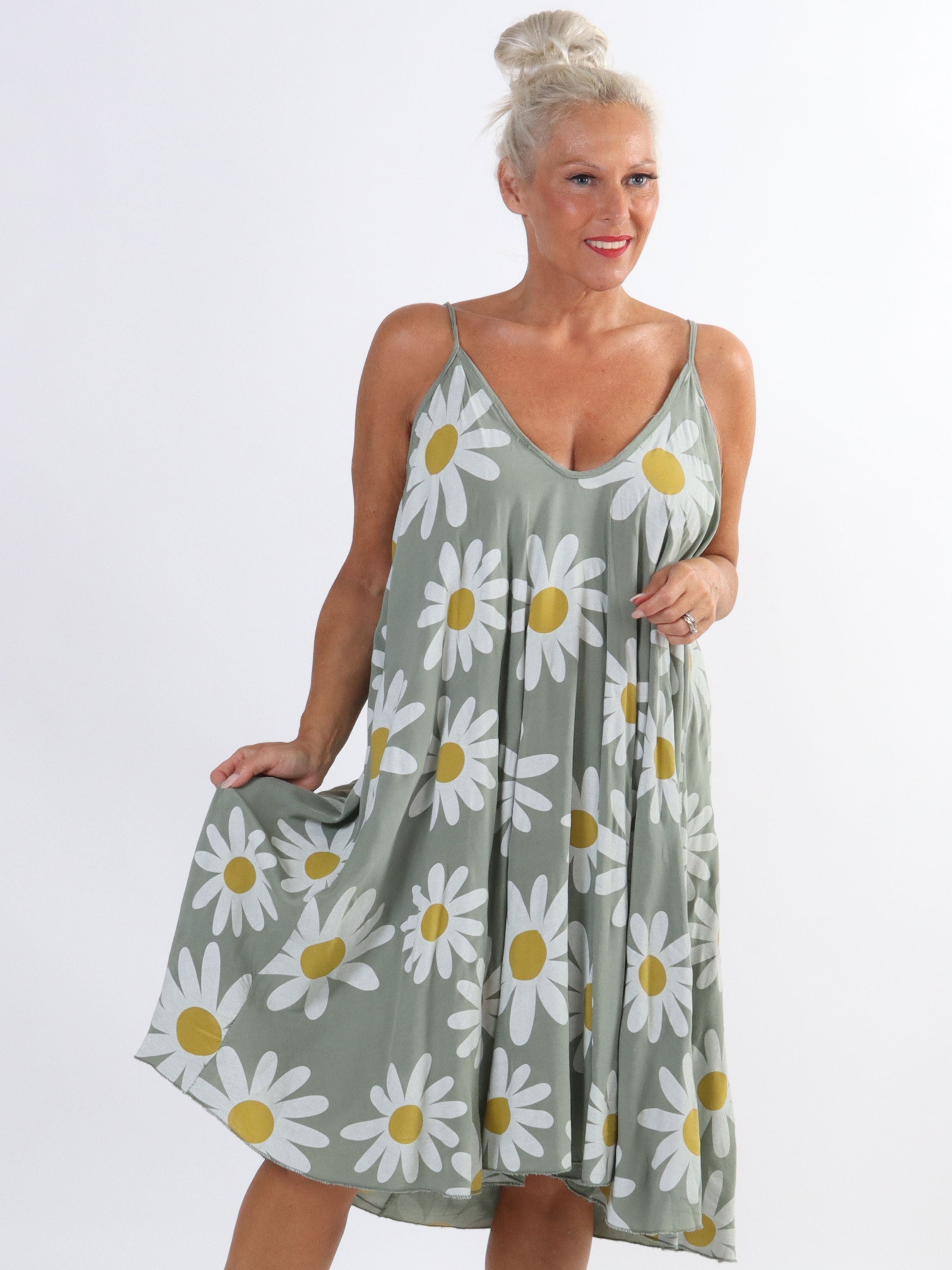 Maddie Sunflower - Söt klänning i plus size med blomstermotiv - Black